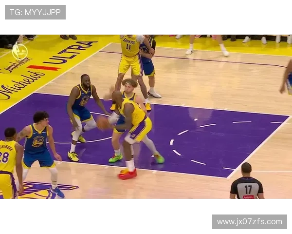 [NBA]里夫斯长传前场 斯空接上篮打进.